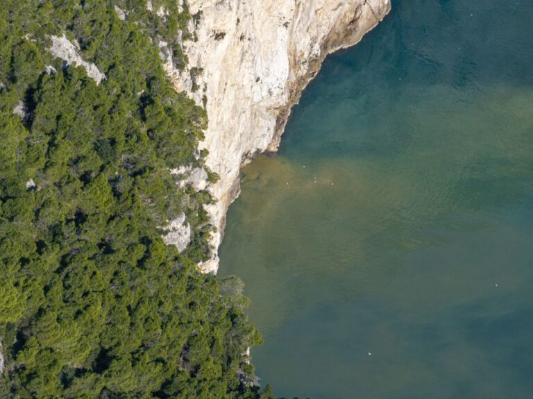 FOTO: Morem ispod Petke širi se velika smeđa mrlja