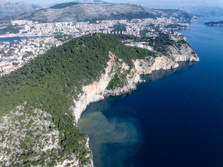 Vodovod o mrlji na moru ispod Petke: Došlo je do propuštanja instalacija,  utvrđujemo razmjere oštećenja i optimalni način sanacije