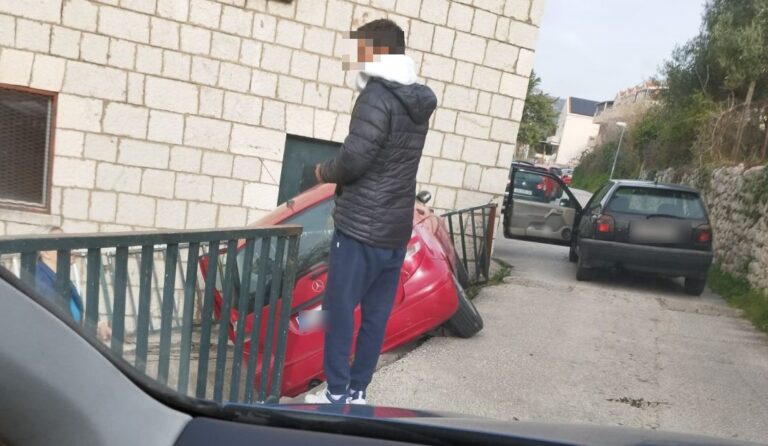 Automobilom sletio na igralište kod stare škole u Župi