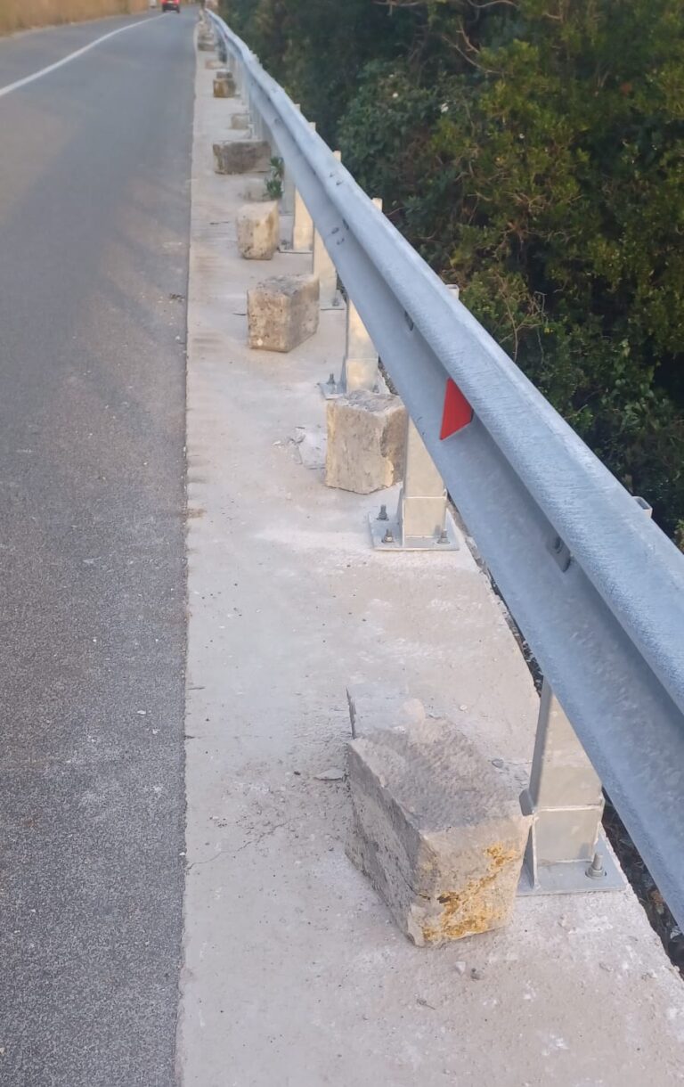 Kakva šteta! Polomili klesane kamene stupove s puta od Kompasa da postave metalne odbojnike