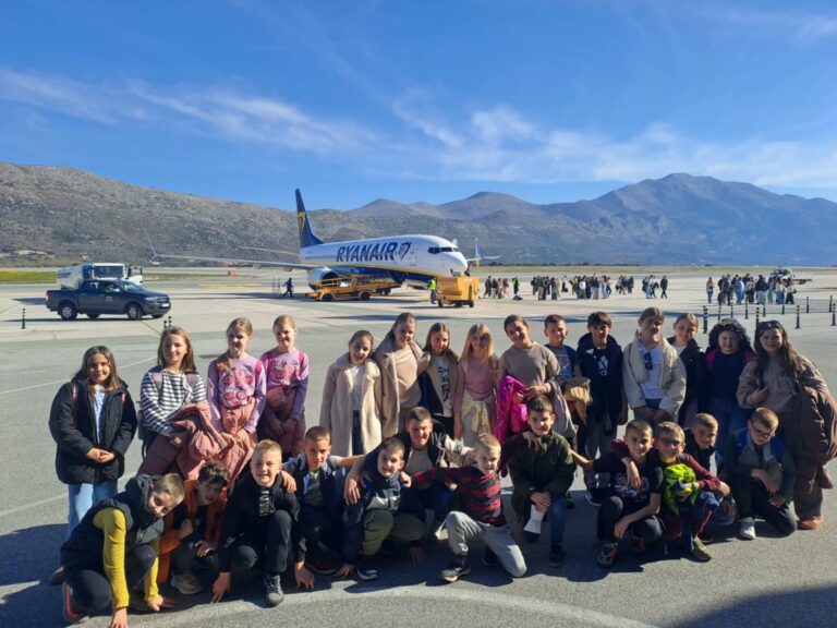 Trećaši s Grude u potrazi za rozim koferom u dubrovačkoj zračnoj luci