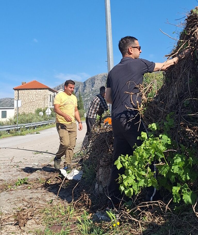 Pridvorjani iskoristili lijep dan za uređenje sela