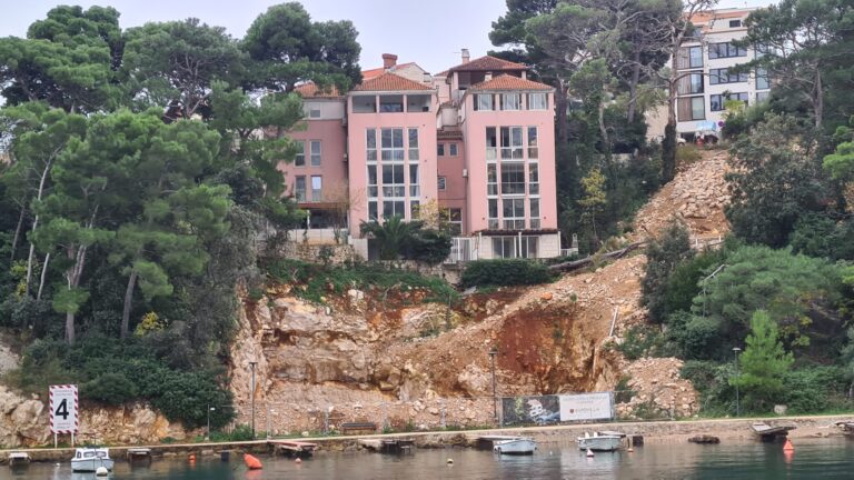 Gradilište u Bokeljskoj došlo do mora, zabrinuti i šetači, Igor Legaz traži nadzor Kapetanije