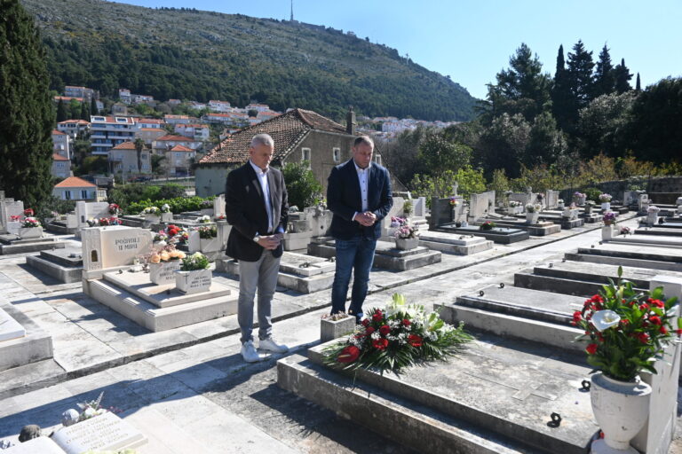 Cvijeće na grobu Toma Udovičića u znak sjećanja na legendarnog trenera Juga