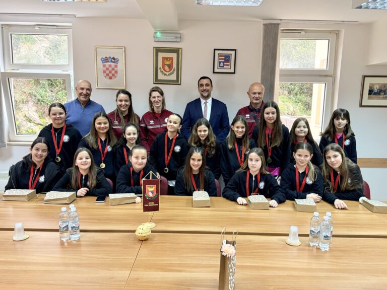 Prijem kod načelnika Miloslavića za ekipu U-11 ŽOK Župa dubrovačka koje su nove prvakinje Hrvatske u mini odbojci