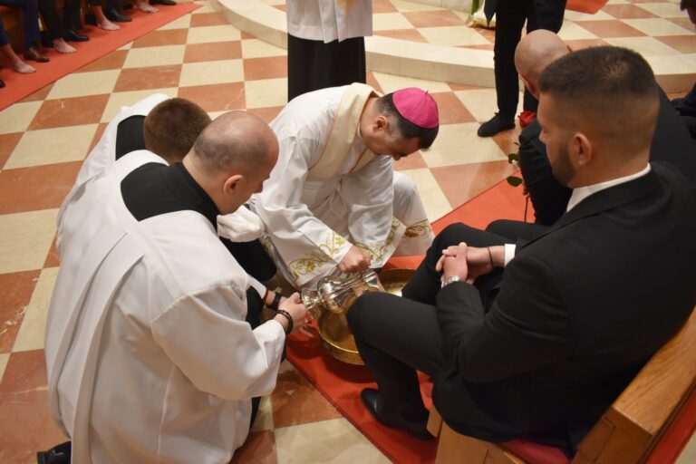 Biskup oprao noge dvanaestorici: “Potreban nam je Božji dar ponizne, čiste i djetinje vjere i ljubavi”