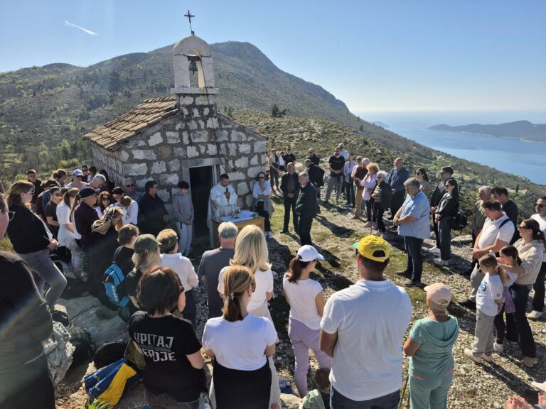 Brojni hodočasnici se odazvali pozivu don Roberta Ćibarića – euharistijsko zajedništvo ispred sv. Liberana iznad Dubravice