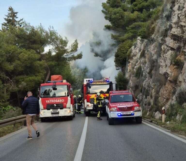 Zapalio se automobil na magistrali poviše grada