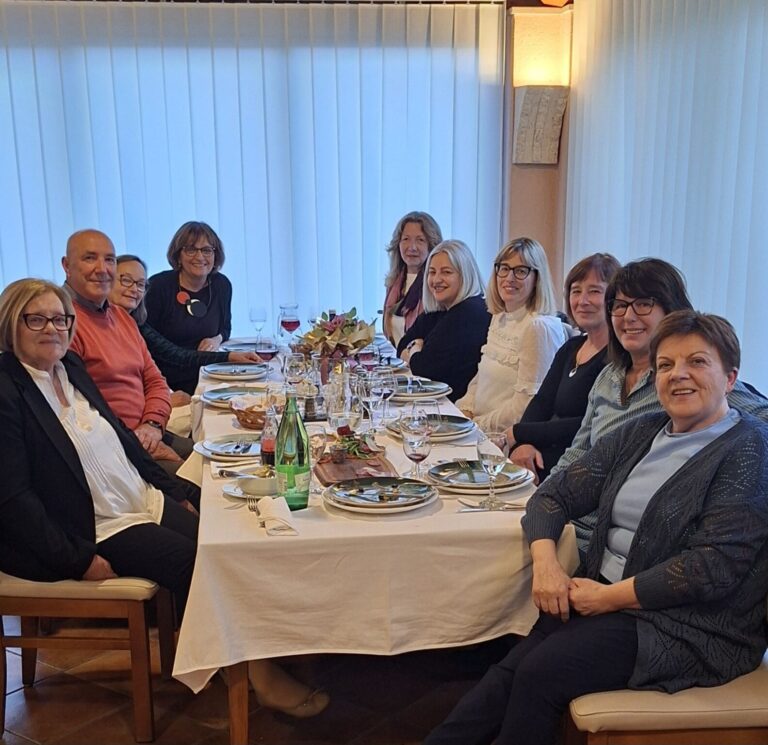 Kolegici poželjeli sretne umirovljeničke dane: draga Marija, sretna je škola koja te imala…