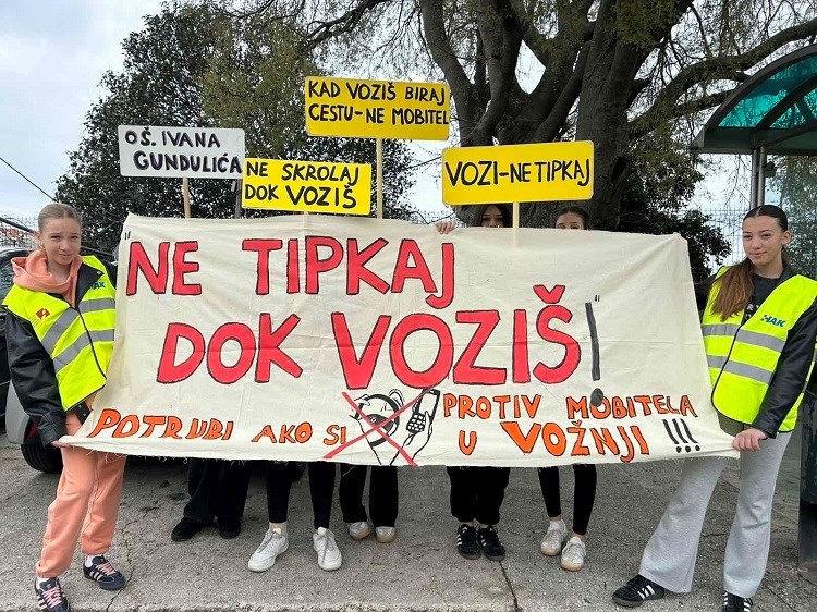 Učenici OŠ Ivana Gundulića i policija zajedničkom akcijom obilježili Nacionalni dan bez mobitela u prometu