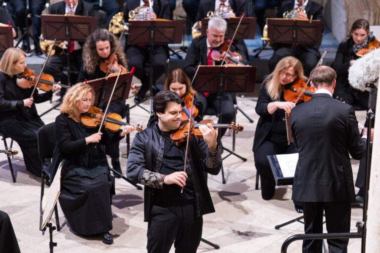 Otvorena koncertna sezona u Kneževom dvoru, violinist Matej Mijalić nastupio s DSO-om