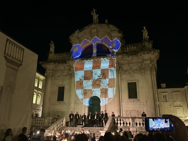 DOMOVINI NA DAR Svečani koncert klapa na Stradunu