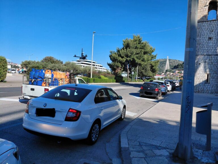 PISMO SUGRAĐANINA Ovo je mjesto “zlatna koka” za prometne redare, od skretača napravite potrebna parking mjesta