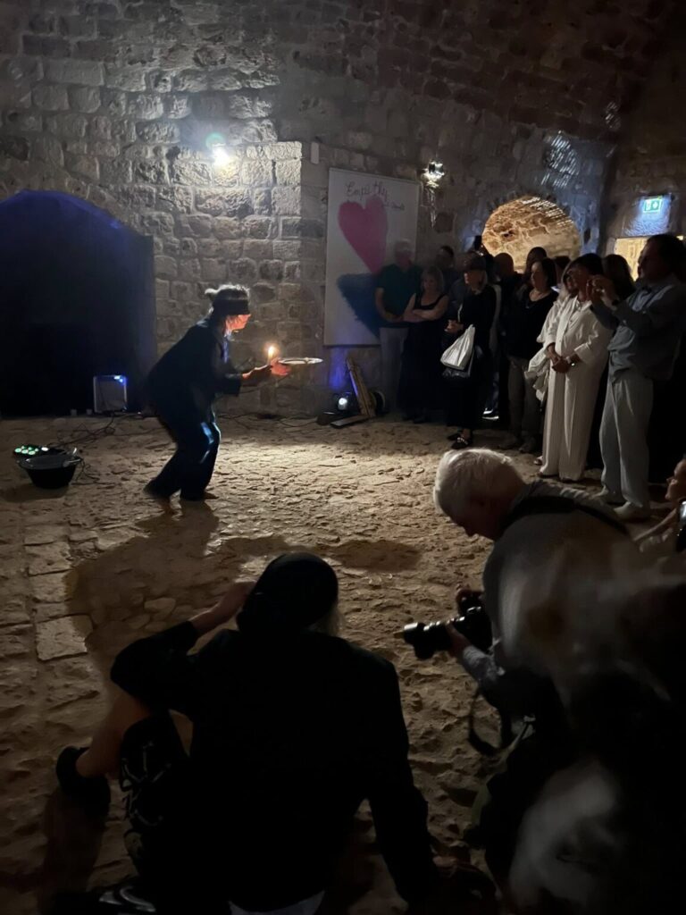 OTVOREN JE VELIKI 22. Le petit festival nastupom švedskog konceptualca Gustafa Bromsa