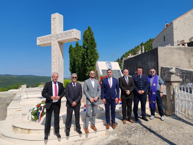 Uz Dan Općine i 34. obljetnicu oslobađanja Župe dubrovačke položeni vijenci i zapaljene svijeće kod spomen-ploča poginulim braniteljima