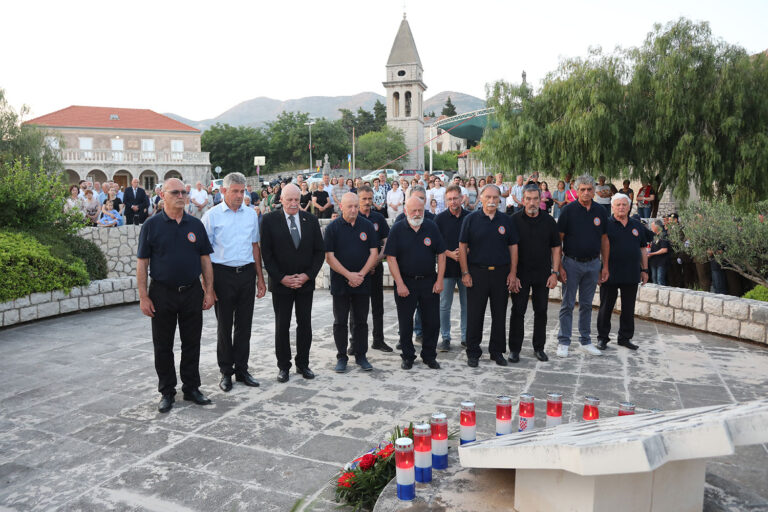 Na Spomen-obilježju u Mandaljeni služena sveta mise te položeni vijenci i zapaljene svijeće za žrtve Domovinskog rata