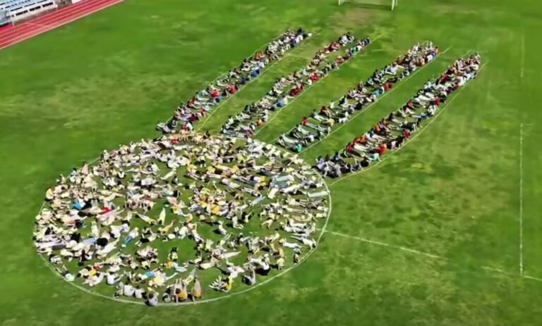 VIDEO/ OBILJEŽILI 110. GODIŠNJICU ROĐENJA VELIKOG SLIKARA Učenici i djelatnici OŠ Lapad složili se u oblik inspiriran Dulčićevim suncem
