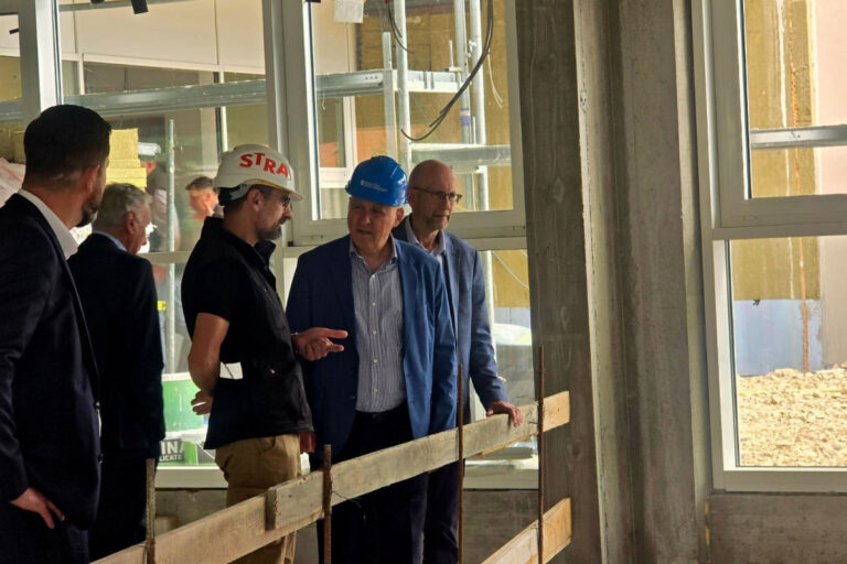 Ministar Bačić u obilasku cavtatske škole u izgradnji, načelnik Lasić rekao i što će biti na lokaciji sadašnje škole
