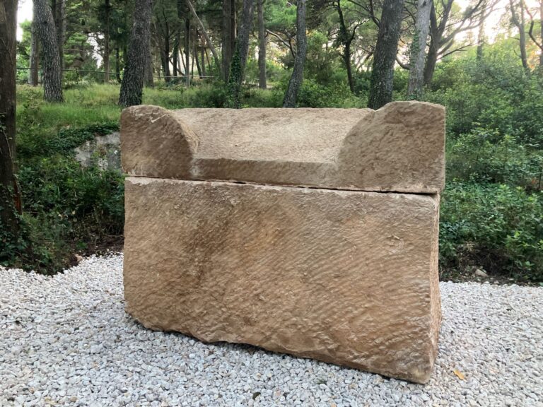 U Cavtatu otkriven iznimno rijedak i vrijedan nalaz: kasnoantički sarkofag je postavljen u primjereni javni prostor