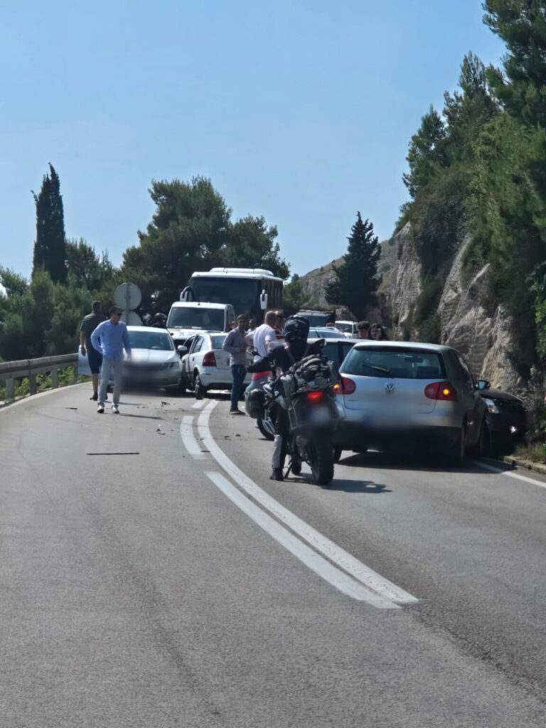 Sudar četiri vozila na magistrali, nastala velika gužva u prometu