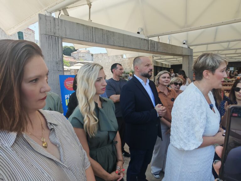 Anita Bonačić Obradović ponovila priču o Palmotićevoj, pa postavila pitanje ima li dom ispod bolnice uporabnu dozvolu