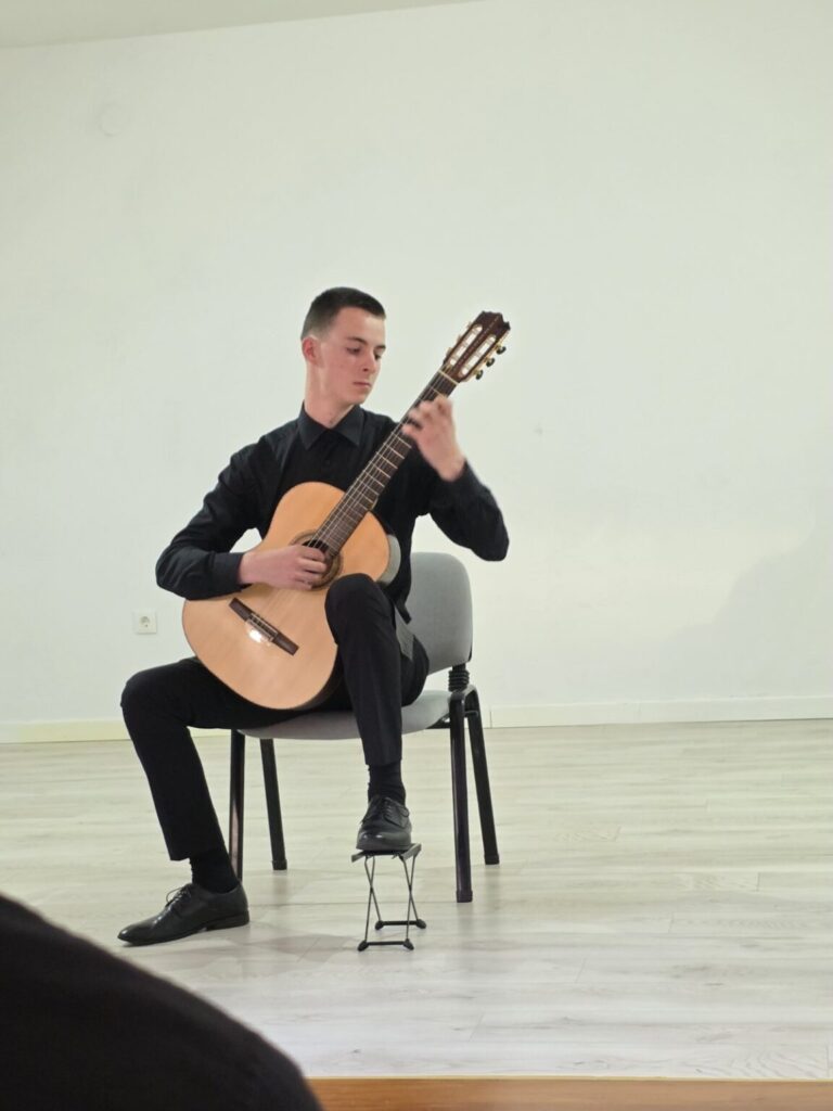 Robert Prusina iz Pridvorja održao gitaristički recital i pokazao svoje glazbeno umijeće