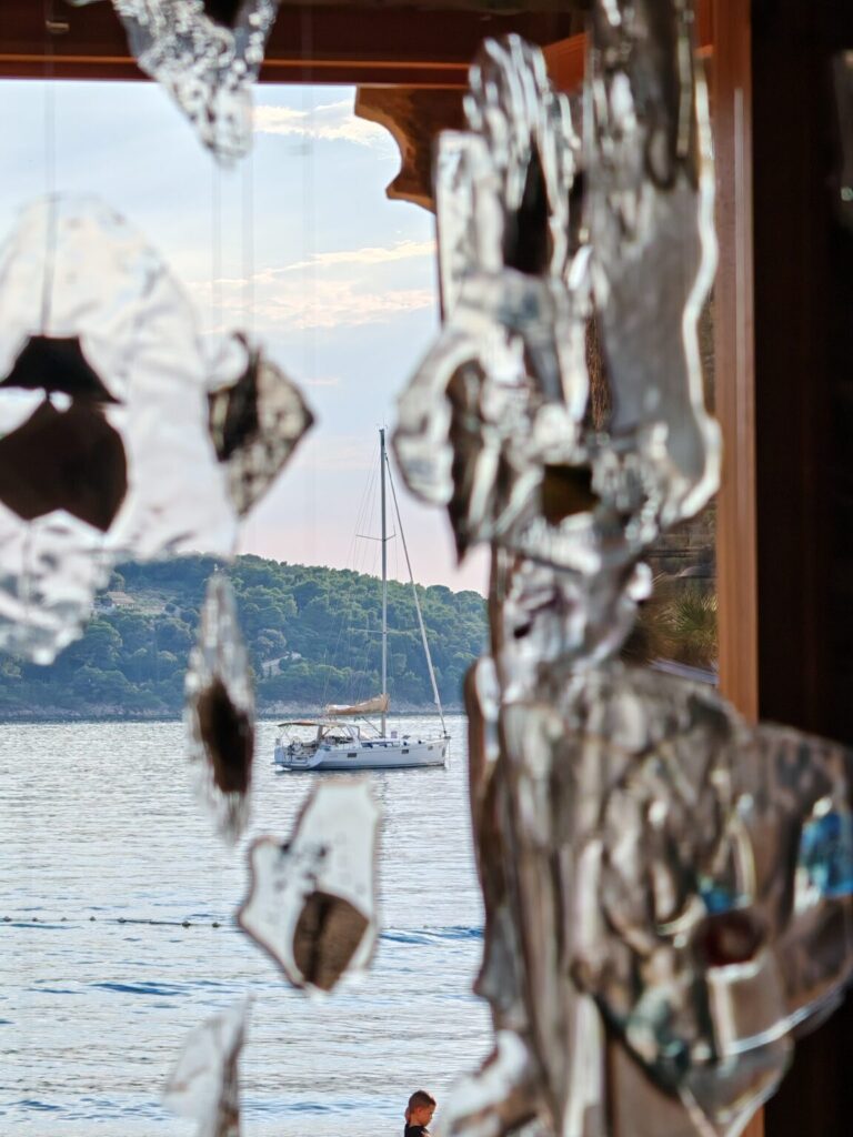 Tri slikarice na otoku umjetnosti i kulture