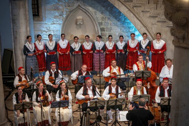 Folklorni ansambl Linđo poziva na tradicionalni vokalno instrumentalni koncert s poznatim skladbama iz našega Grada
