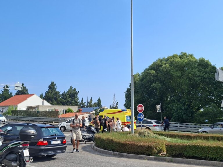 U Mlinima sudar motocikla i osobnog vozila
