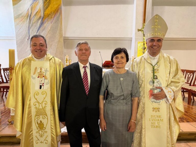 BISKUP GLASNOVIĆ NA OBITELJSKOJ SVEČANOSTI Zlatni pir roditelja proslavljen u Šibeniku