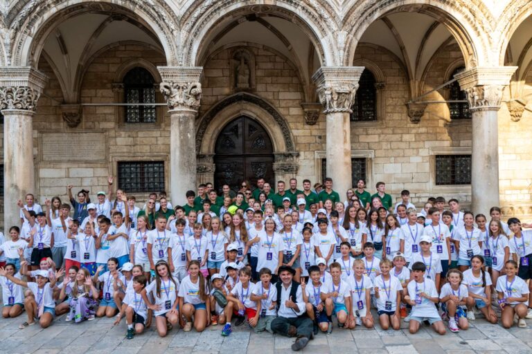 FOTO: Kids Day ispred Kneževa dvora okupio mlade tenisače