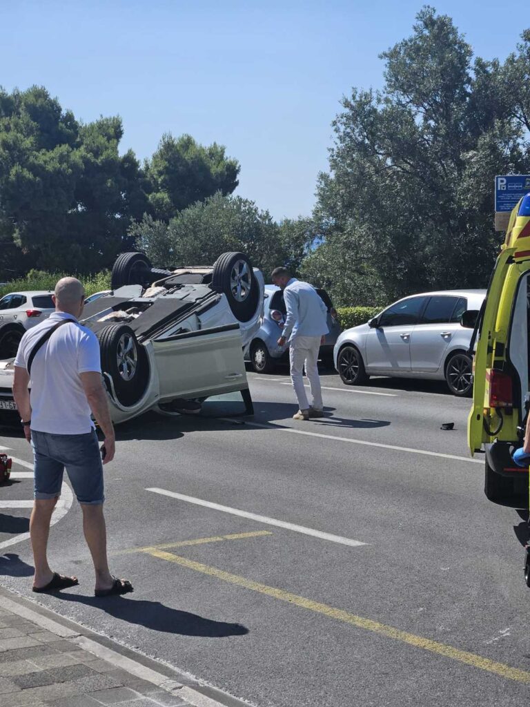 VIDEO: Automobil se prevrnuo na krov na Vojnoviću