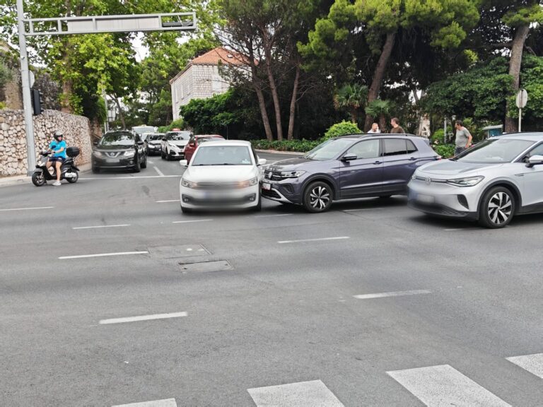 Sudar dva osobna vozila na semaforima kod Doma zdravlja