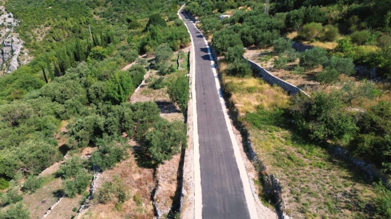 Završeni radovi na izradi betonskih pasica uz cestu Dubravica – Majkovi