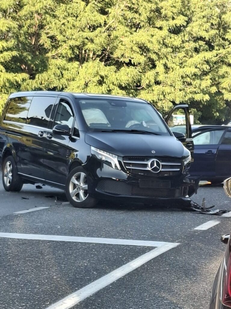 Sudar kombija i automobila na Dupcu