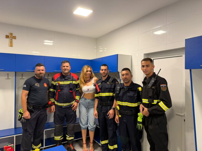 Članovi metkovskog DVD-a fotografirali se s Lidijom Bačić, šaljivim komentarom osvojili Internet