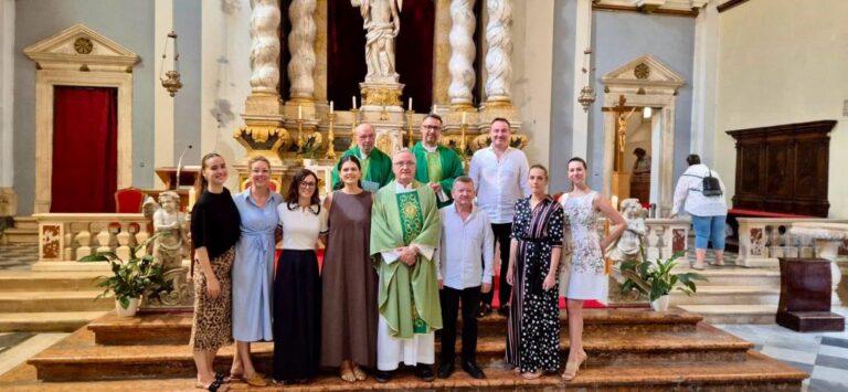 Brojni vjernici dugotrajnim pljeskom oprostili se od fra Joze Sopte