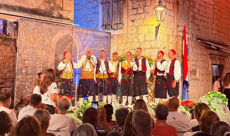 Klapa Kaše osvojila Omiš!