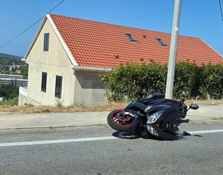 VOZAČI,  OPREZ! Na Obodu se sudarili moped i osobni automobil