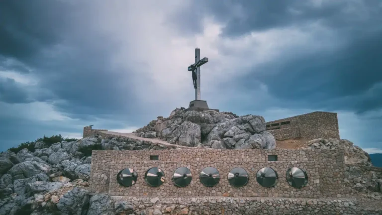 Na sat i po vožnje od Dubrovnika nalazi se brdo na koje se odlazi slušati vjetar