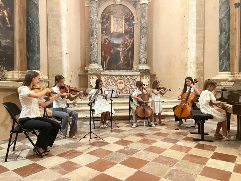 PRVI KONCERT glazbene obitelji Ćatić u crkvi Gospe od Karmena, uz “bonus”  – obilazak radionice instrumenata