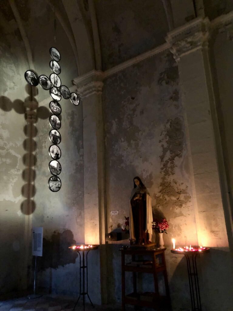 KRIŽ U CRKVICI SV. TEREZE U GRADU Vizualno moćan, a porukom kolosalan