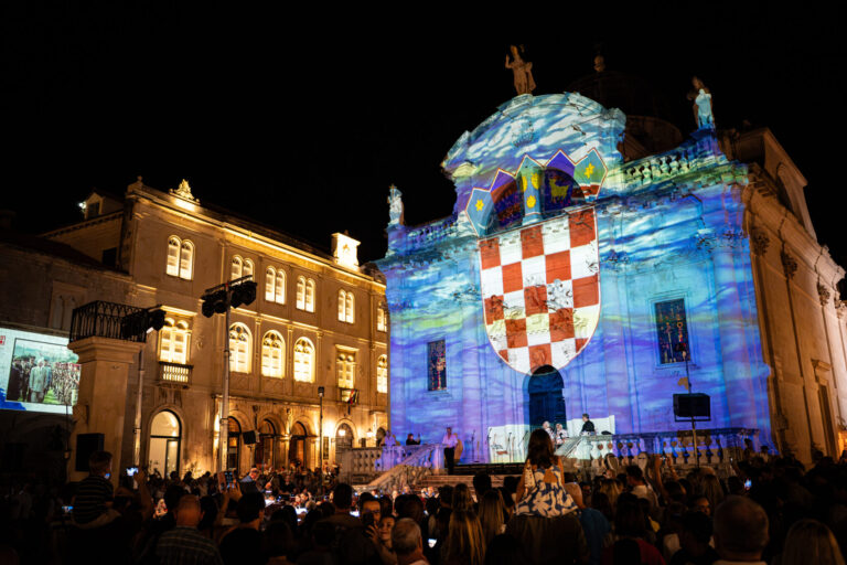 FOTO/ VIDEO: Uz Dan pobjede na Stradunu su se pjevale najljepše hrvatske pjesme