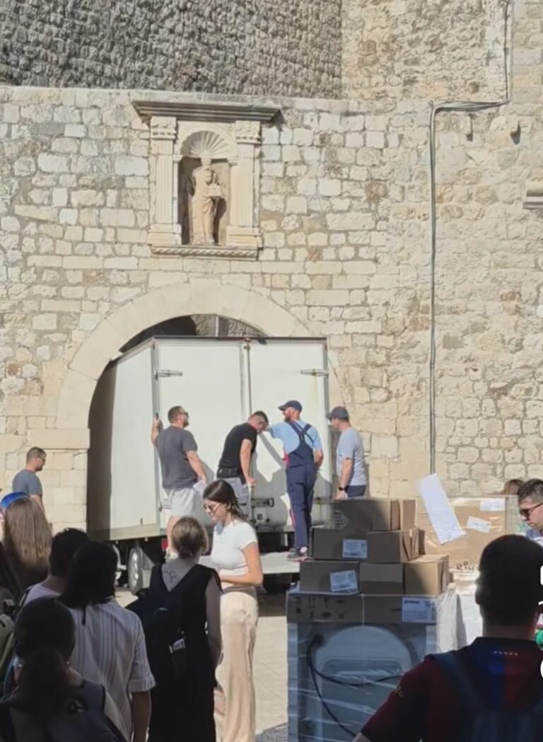 Video: Kamiondžija potegnuo kamionom na Stradun, zaludu znakovi