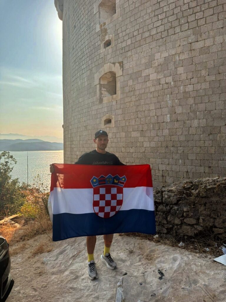 Australsko-hrvatski ultramaratonac Aydan Marko Papac trčao od Savudrije do Prevlake za djeda i podizanje svijesti o Creutzfeldt-Jakobovoj bolesti