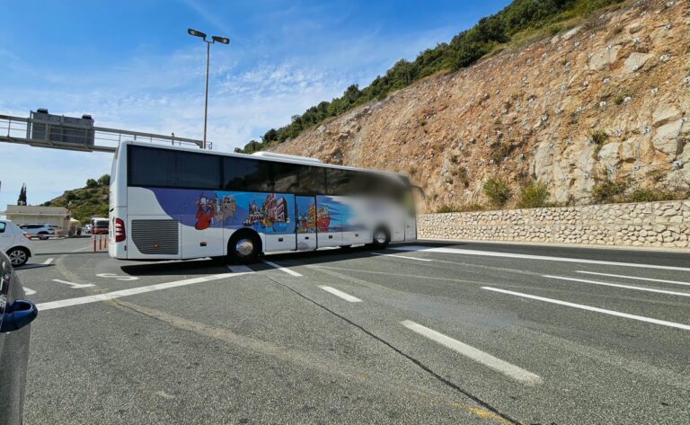 Pogledajte kako je ‘majstor’ okrenuo autobus preko pune crte na mostu
