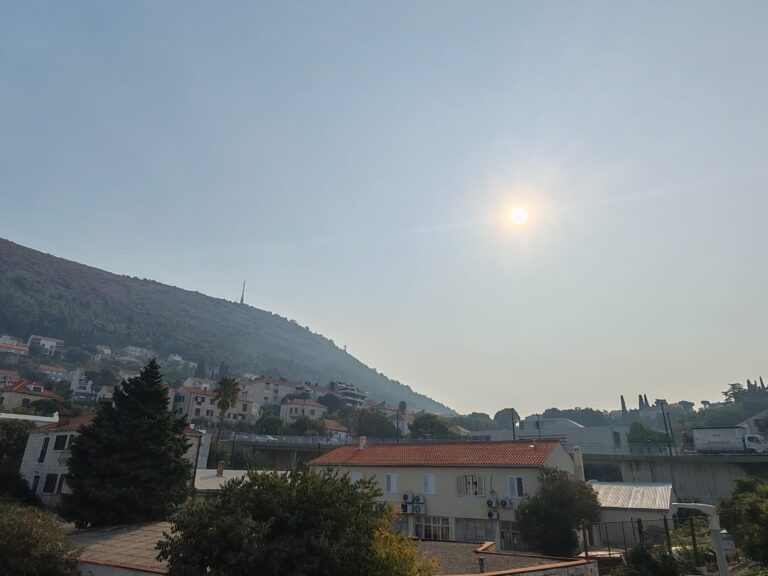 Dubrovnik se i jutros probudio u dimu s požarišta preko granice