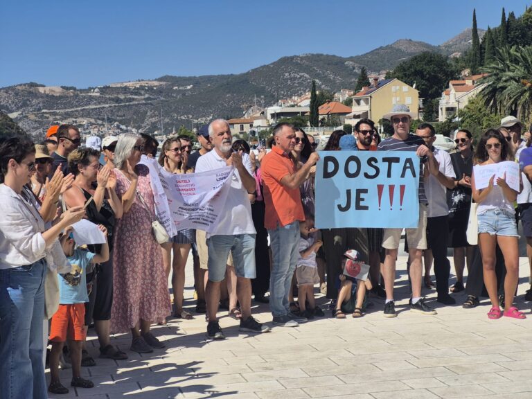 Dubrovčani se okupili na Ombli kako bi podržali Ličane: Želimo imati čist zrak, vodu i tlo
